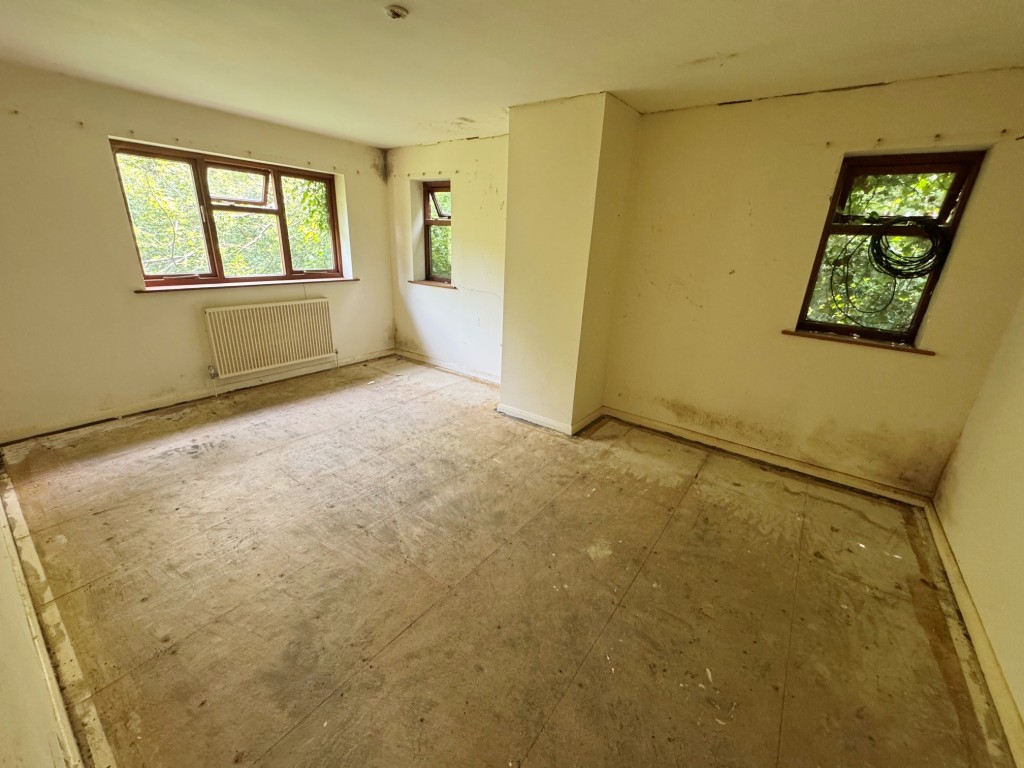 Lot: 147 - DETACHED TWO STOREY DWELLING IN ALMOST ONE ACRE WITH POTENTIAL - Bedroom 1